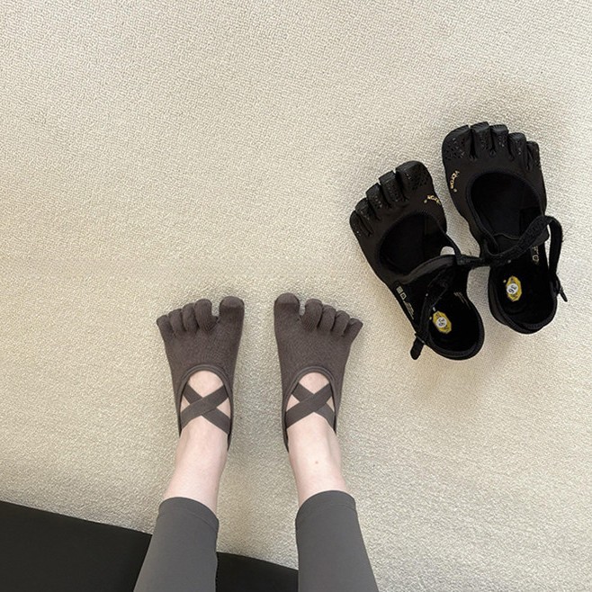 Pilates Yoga And Barre - Women's Criss-Cross Strappy Five-Toe Yoga Socks