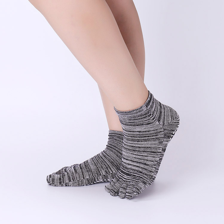 Non-Slip Yoga Socks with Grips - đánh giá và giá Pilates Yoga And Barre